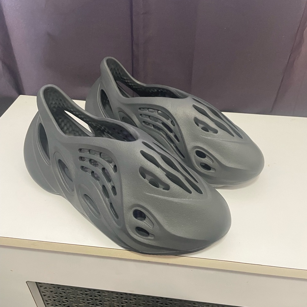 Yeezy Foam Runner Carbon